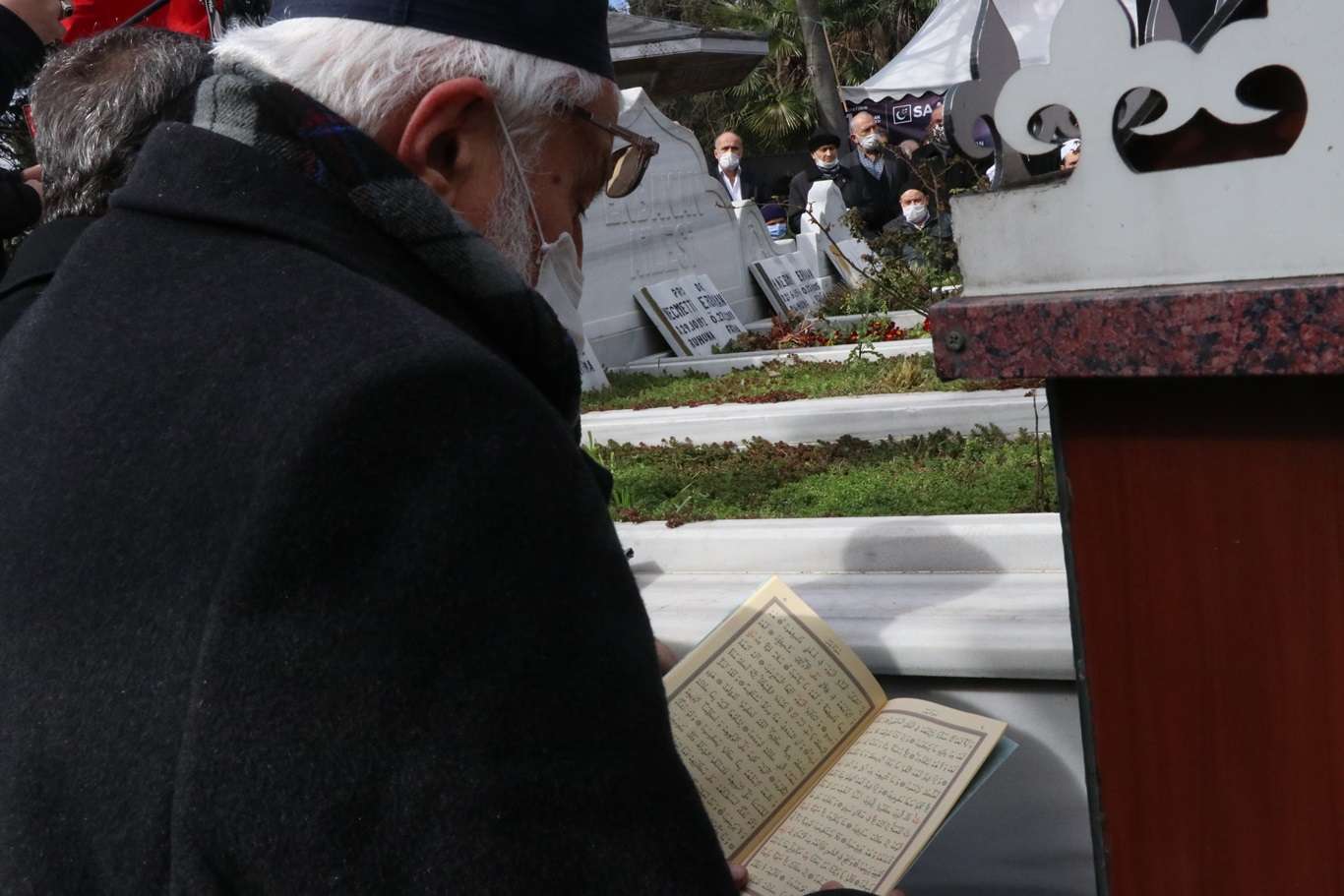 Prof. Dr. Necmettin Erbakan vefatının 10'uncu yılında mezarı başında dualarla anıldı Prof. Dr. Necmettin Erbakan vefatının 10'uncu yılında mezarı başında dualarla anıldı